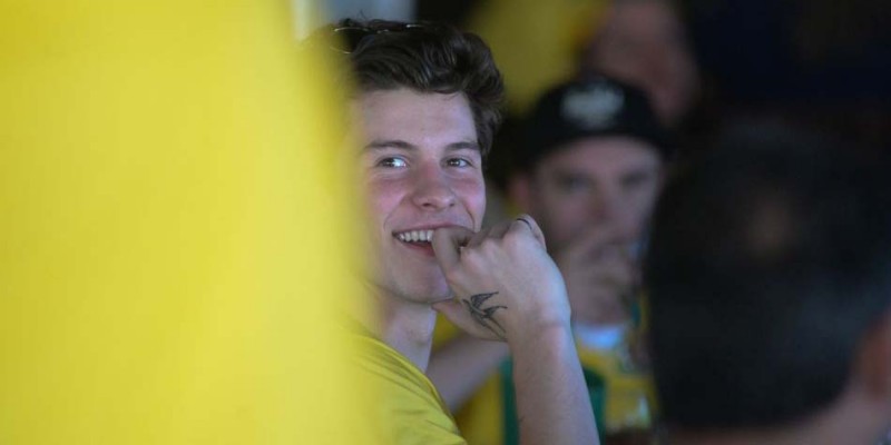 Imagem Ilustrando a Notícia: No Brasil, Shawn Mendes assiste a jogo da Copa em bar de Goiânia