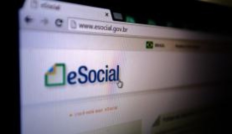 Imagem Ilustrando a Notícia: Receita diz que 360 empresas de médio porte anteciparam adesão ao eSocial