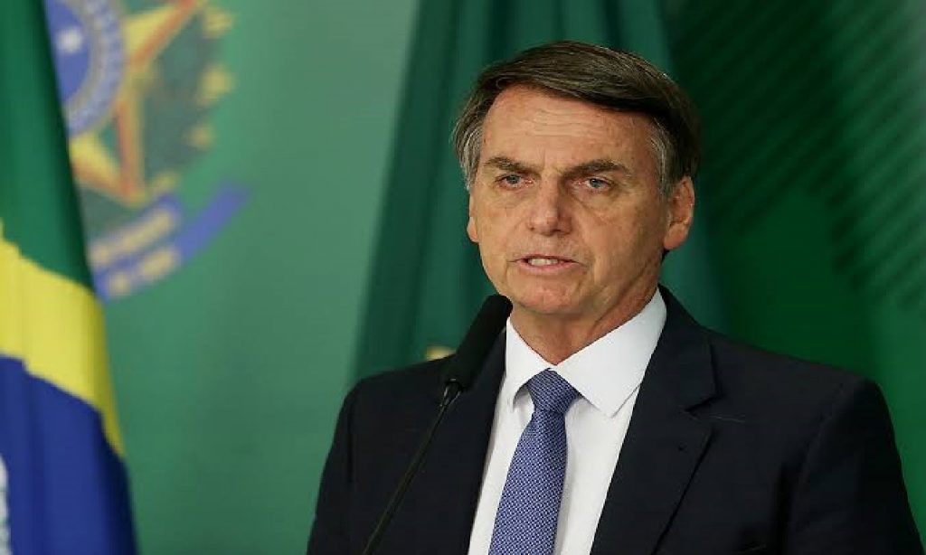 Imagem Ilustrando a Notícia: “Se ele falou isso, lamento”, diz Bolsonaro sobre declaração do filho Eduardo