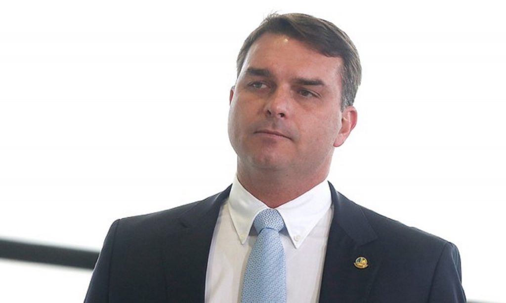 Imagem Ilustrando a Notícia: Senador Flávio Bolsonaro presta depoimento sobre vazamento de informações