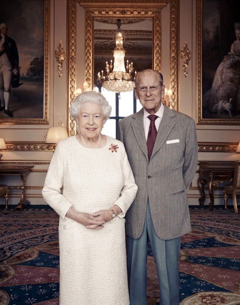 Imagem Ilustrando a Notícia: Elizabeth II e príncipe Philip ganham novo retrato para marcar 70 anos de união