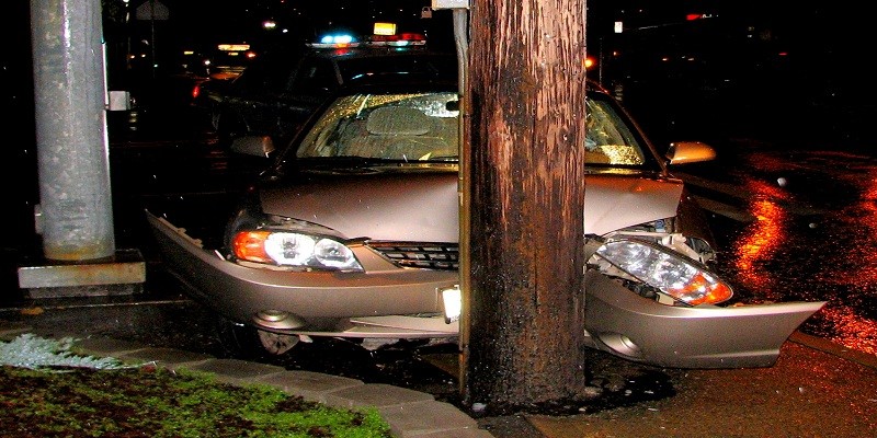 Imagem Ilustrando a Notícia: Acidentes de trânsito danificam postes e causam danos elétricos