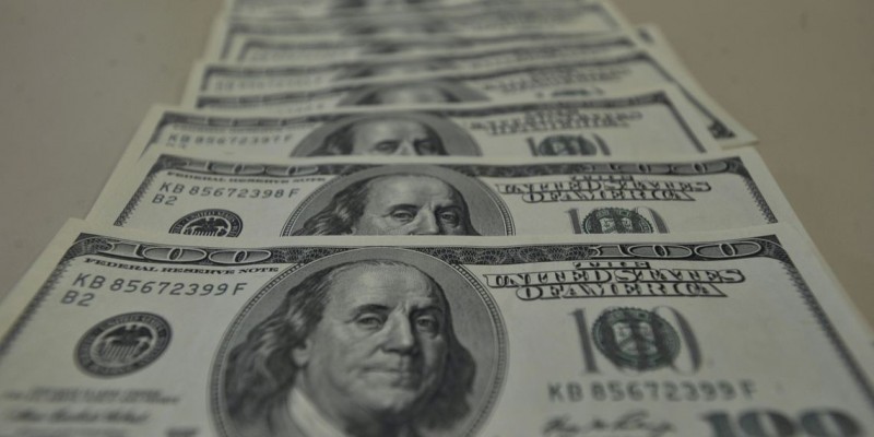 Imagem Ilustrando a Notícia: Entrada de dólares no país supera saída em US$ 14,4 bi em abril