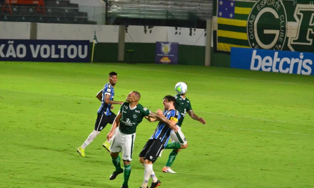 Imagem Ilustrando a Notícia: Goiás fica no empate contra o Grêmio, mas deixa a lanterna