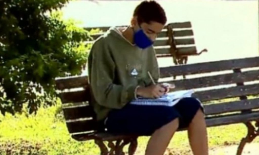 Imagem Ilustrando a Notícia: Adolescente comove a web ao usar Wi-Fi de açougue para estudar, em Goiás