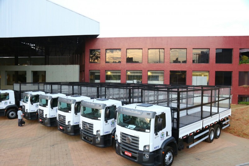 Imagem Ilustrando a Notícia: Prefeitura entrega novos caminhões à Comurg