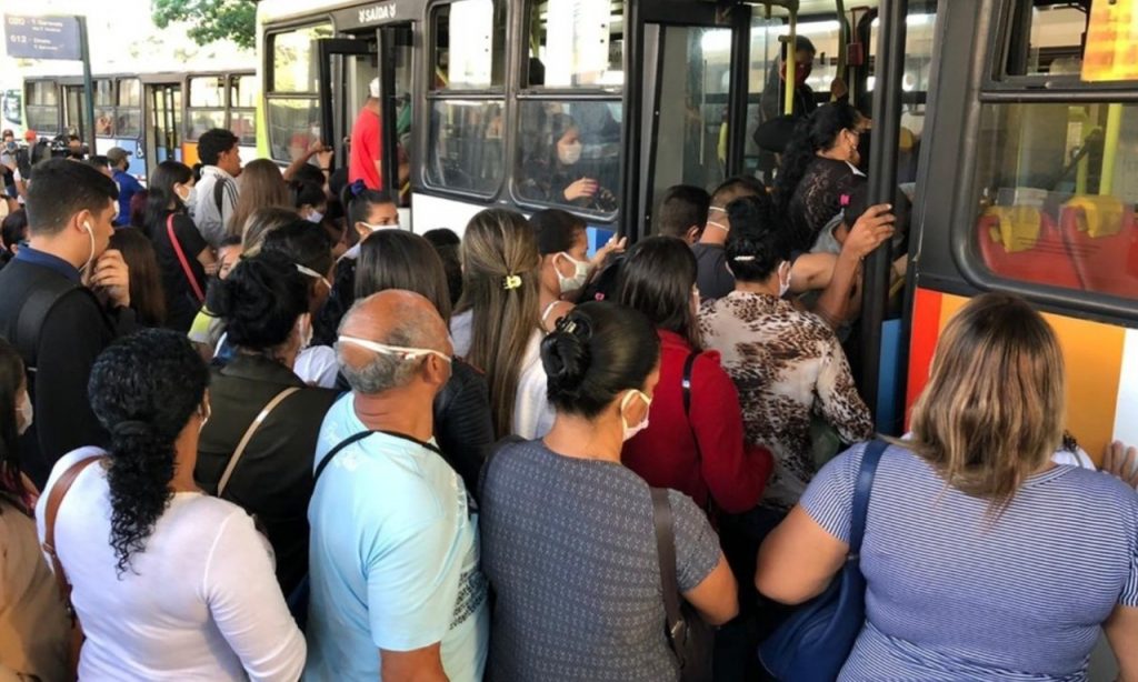 Imagem Ilustrando a Notícia: Parlamentar propõe utilizar vans escolares para evitar aglomerações em ônibus de Goiânia