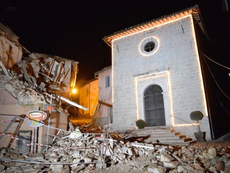 Imagem Ilustrando a Notícia: Terremoto de 6,5 graus leva pânico e destruição à Itália