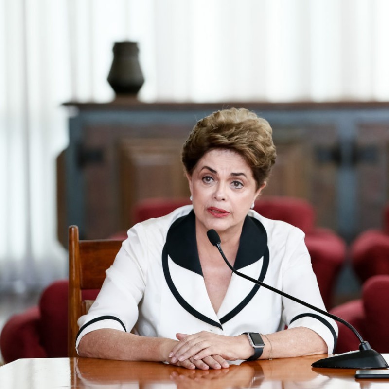 Imagem Ilustrando a Notícia: Ministro do STF nega pedido para anular impeachment de Dilma