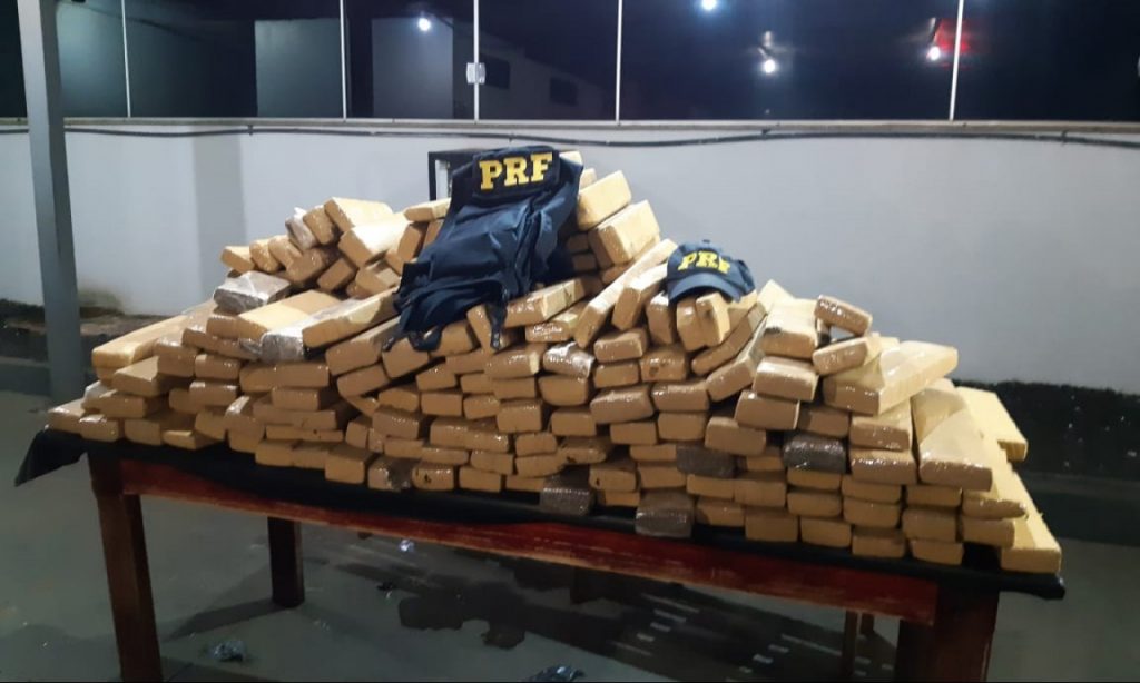 Imagem Ilustrando a Notícia: PRF prende quatro pessoas suspeitas por tráfico de drogas na BR-060