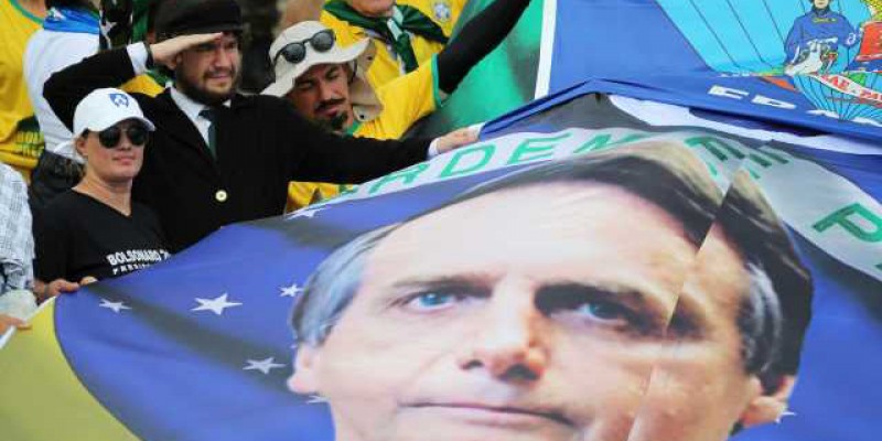 Imagem Ilustrando a Notícia: Bolsonaro chega ao Congresso para cerimônia de posse