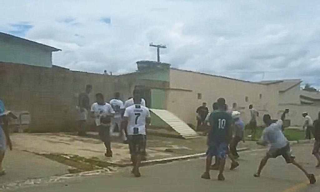 Imagem Ilustrando a Notícia: Briga entre torcidas organizadas resulta em dois baleados, em Aparecida de Goiânia