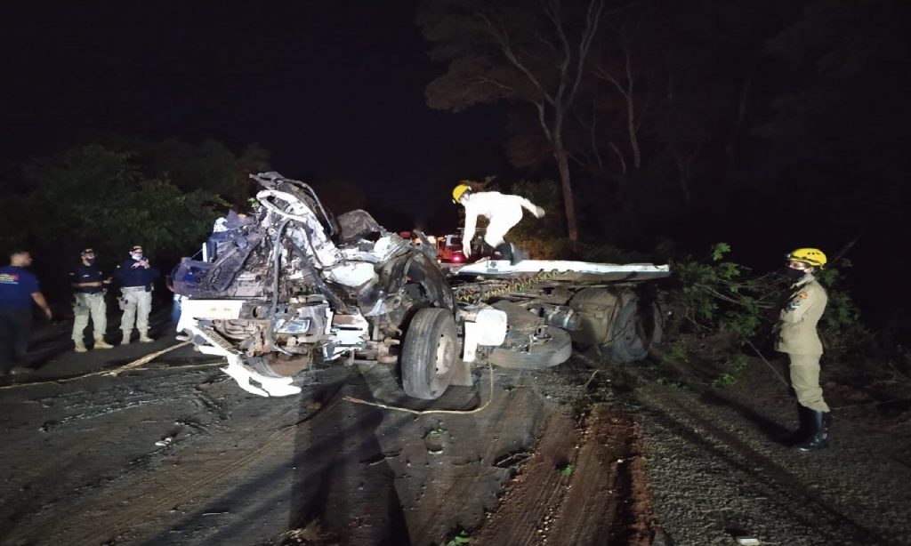 Imagem Ilustrando a Notícia: Carreta sai da pista, tomba e deixa dois mortos na BR-153 em Uruaçu