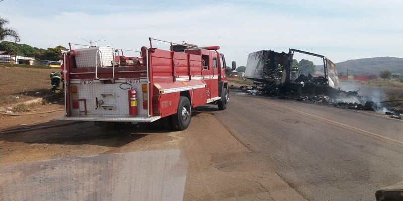 Imagem Ilustrando a Notícia: Rodas de carreta pegam fogo na BR-153 e produtos são recuperados