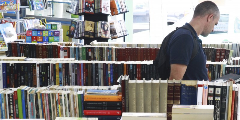 Imagem Ilustrando a Notícia: Comércio de livros usados resiste a crise de livrarias