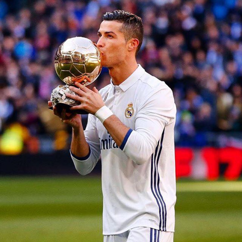 Imagem Ilustrando a Notícia: Cristiano Ronaldo ganha prêmio de melhor jogador do ano da Fifa