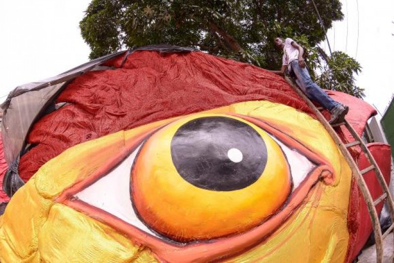 Imagem Ilustrando a Notícia: Escultura gigante do Galo da Madrugada é decorada com grafite