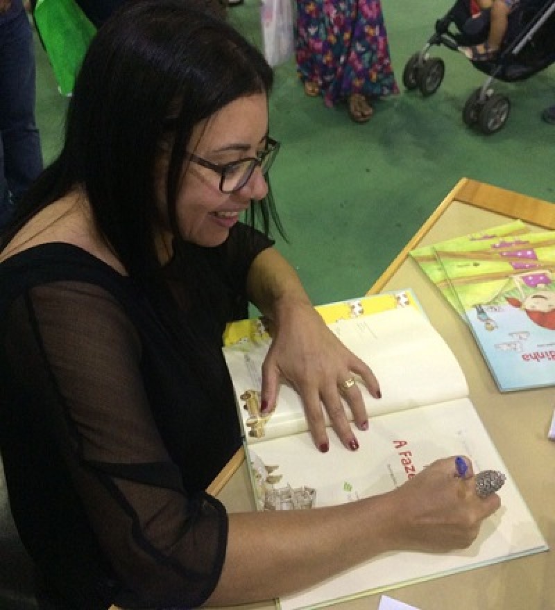 Imagem Ilustrando a Notícia: Autora de livros infantis, Isa Colli, visita Cmei em Campinas