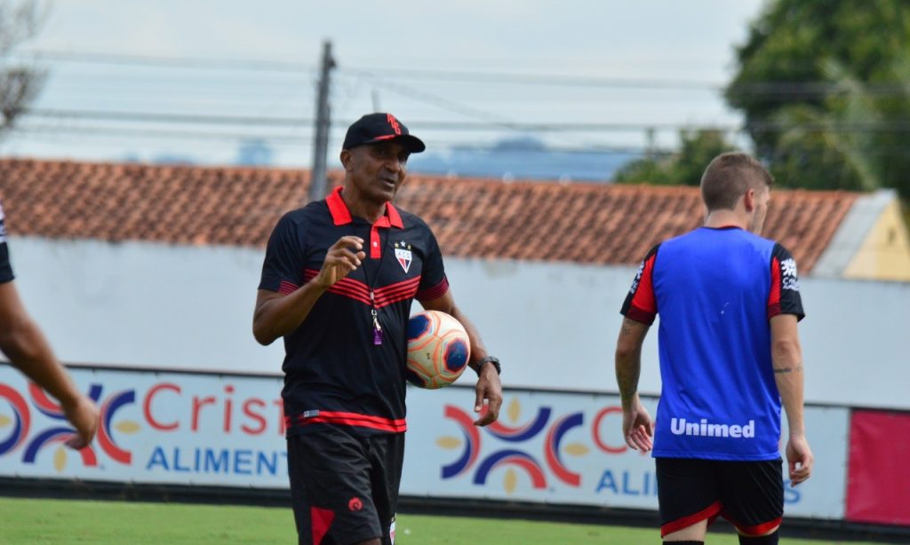Imagem Ilustrando a Notícia: Cristóvão tem a segunda passagem mais curta de um treinador no Atlético Goianiense desde 2006