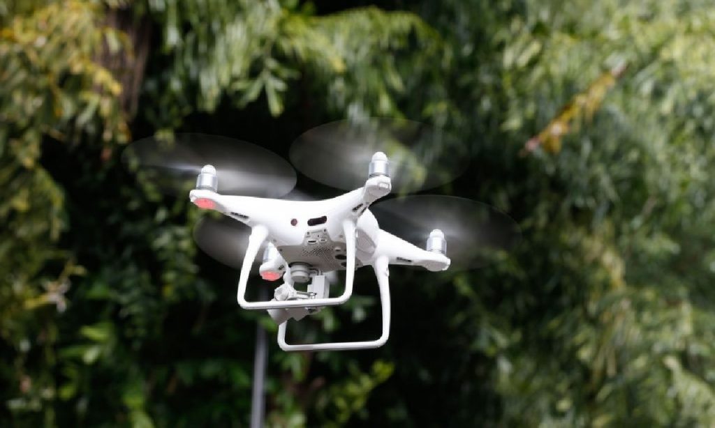 Imagem Ilustrando a Notícia: Homem é preso ao tentar entregar celulares via drone em presídio