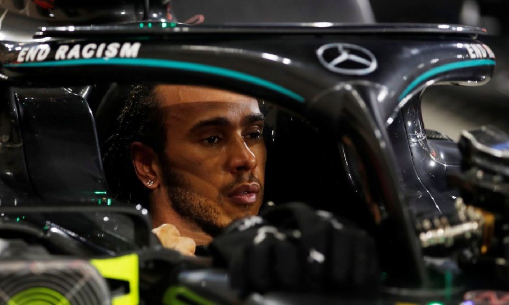 Imagem Ilustrando a Notícia: Hamilton testa negativo para covid-19 e pode correr no GP de Abu Dhabi