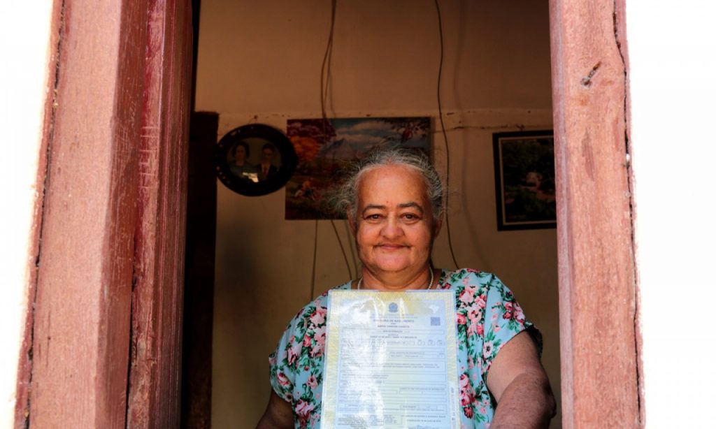 Imagem Ilustrando a Notícia: Lavradora de 57 anos recebe registro tardio de nascimento em Cristalina