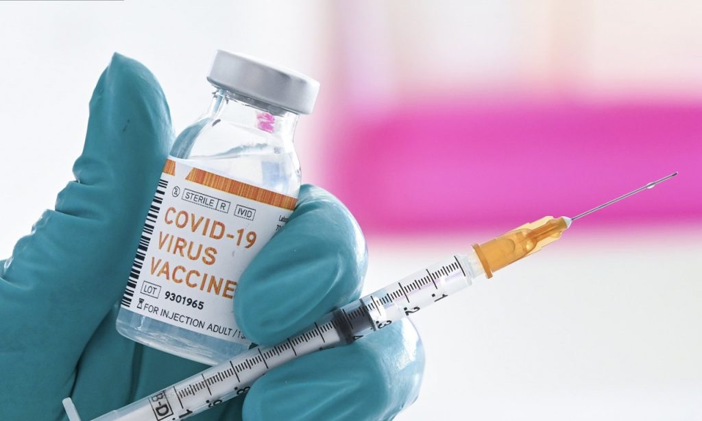 Imagem Ilustrando a Notícia: Goiana residente na Irlanda recebe a vacina contra Covid-19