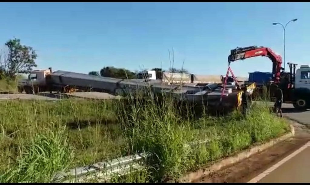 Imagem Ilustrando a Notícia: Carreta com carga excedente quebra na BR-060 e deixa rodovia parcialmente interditada
