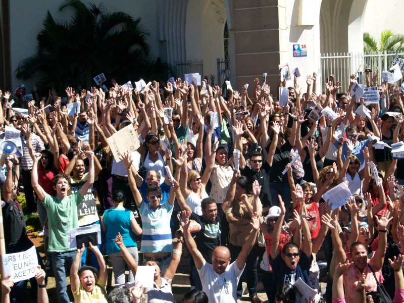 Imagem Ilustrando a Notícia: Justiça suspende greve dos servidores da rede municipal