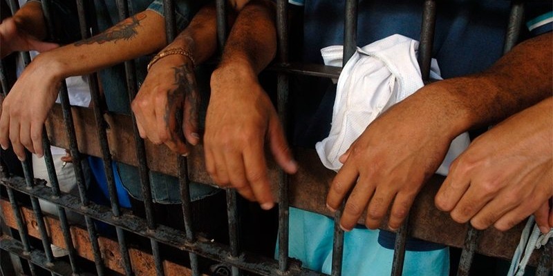 Imagem Ilustrando a Notícia: Mais de 500 mil presos não estão cadastrados em banco de mandados