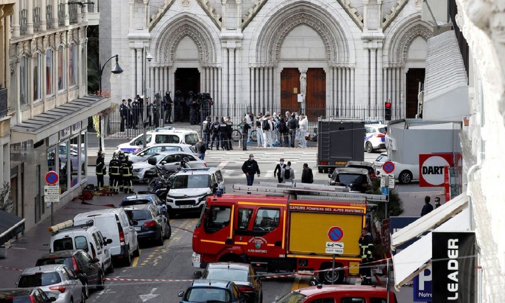 Imagem Ilustrando a Notícia: Esfaqueamento no interior de uma igreja deixa três mortos, em Nice