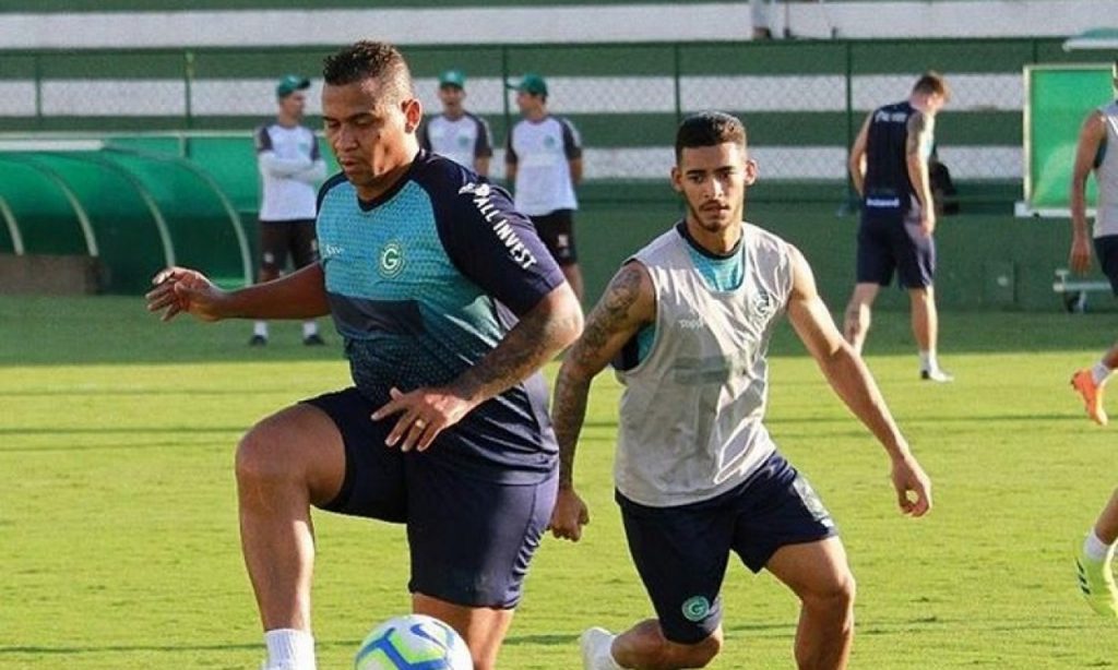 Imagem Ilustrando a Notícia: Walter retorna aos treinamentos no Goiás e se prepara para jogar contra o Flamengo