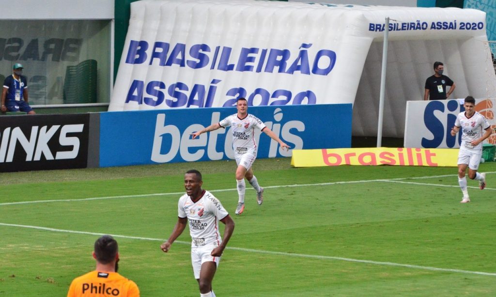 Imagem Ilustrando a Notícia: Goiás é derrotado em casa para o Athletico Paranaense e se afunda na lanterna