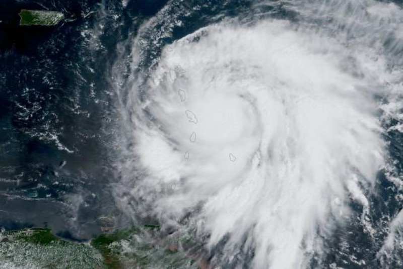 Imagem Ilustrando a Notícia: Furacão Maria sobe para categoria 5 e chega na ilha de Dominica