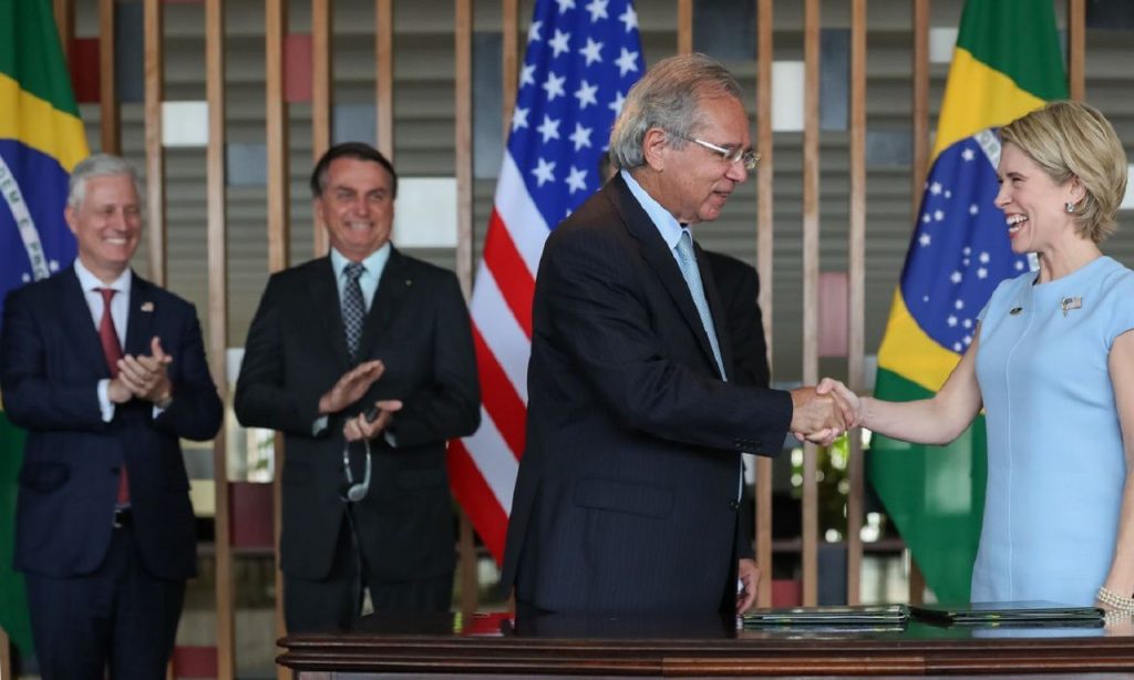 Imagem Ilustrando a Notícia: Brasil e banco americano assinam acordo de US$ 1 bi em investimentos