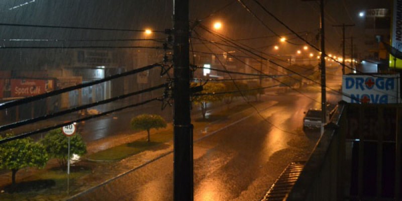 Imagem Ilustrando a Notícia: Após 80 dias, chove em Goiânia