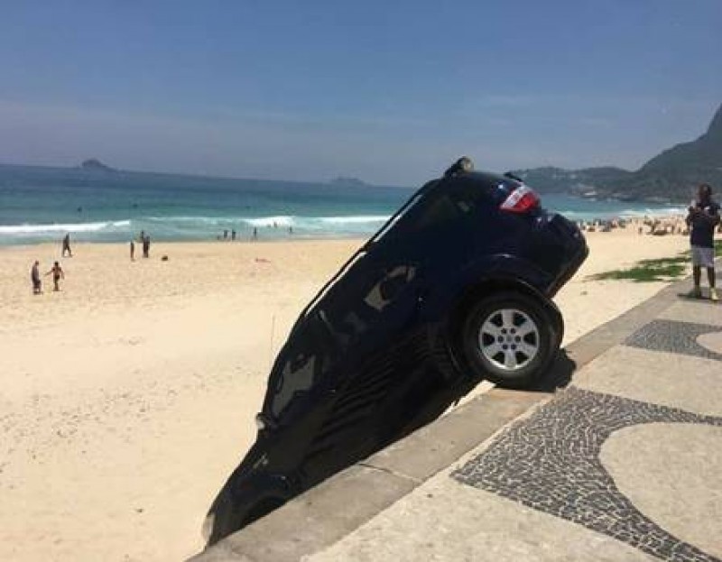 Imagem Ilustrando a Notícia: Filho de Letícia Spiller esquece de puxar freio de mão e derruba carro em praia