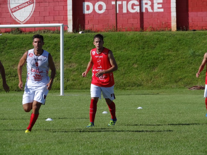 Imagem Ilustrando a Notícia: Moisés se apresenta  e inicia treino no Vila Nova