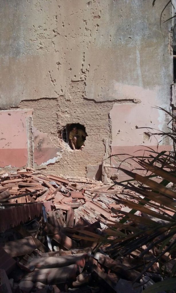 Imagem Ilustrando a Notícia: Após explosão de parte do muro de presídio em Guapó, 11 presos fugiram