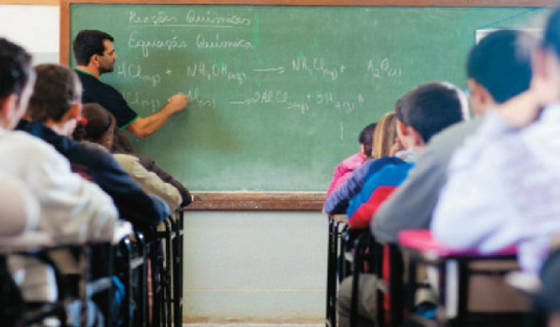 Imagem Ilustrando a Notícia: Professores no Brasil ganham menos que outros profissionais com a mesma formação