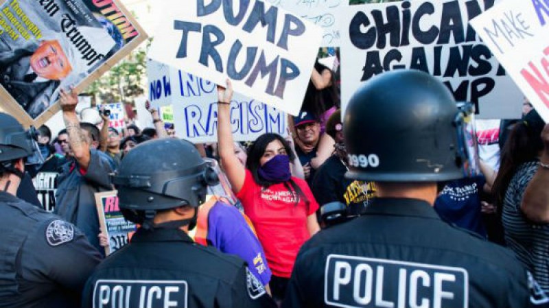 Imagem Ilustrando a Notícia: Protestos anti-Trump marcam feriado nacional hoje nos Estados Unidos