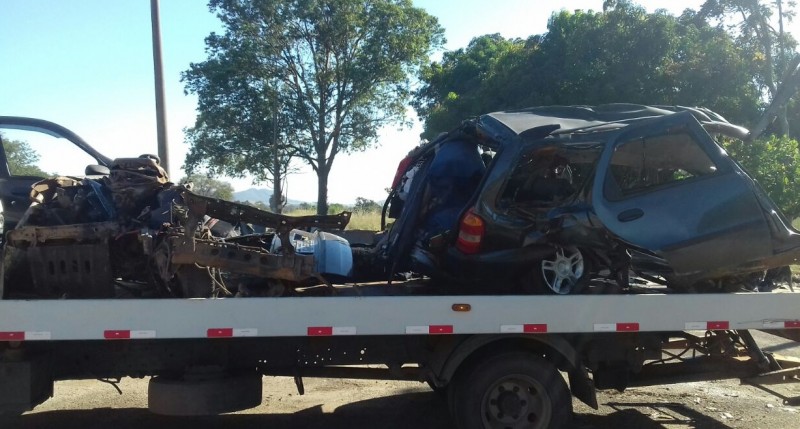 Imagem Ilustrando a Notícia: Colisão entre carro e caminhão deixa quatro mortos em Campinorte