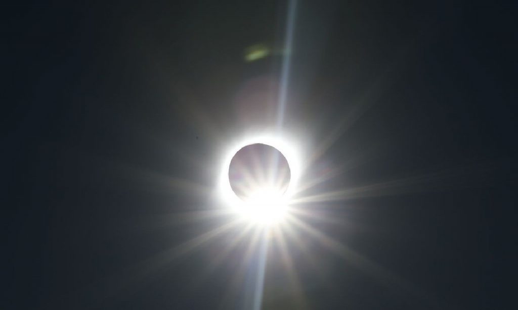 Imagem Ilustrando a Notícia: Brasil terá eclipse solar parcial hoje, entre meio-dia e 15h