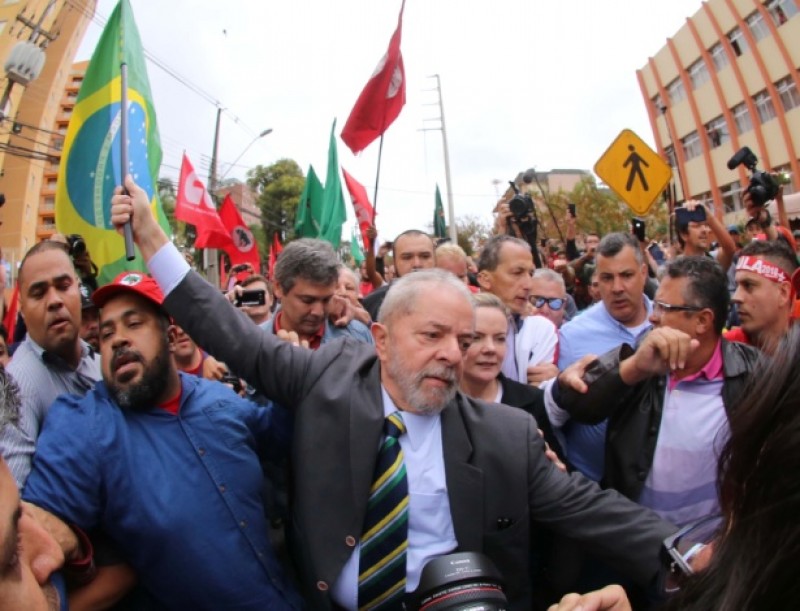 Imagem Ilustrando a Notícia: Em Curitiba, Sérgio Moro ouve depoimento de Lula pela primeira vez