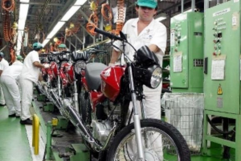 Imagem Ilustrando a Notícia: Indústria brasileira sofre perdas e encolhe