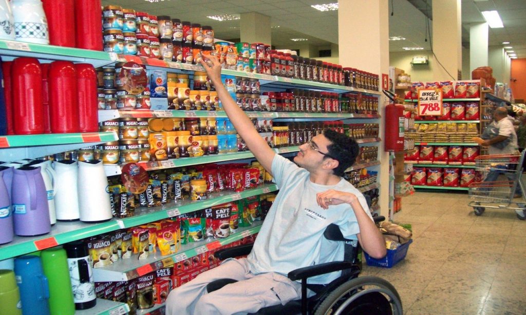 Imagem Ilustrando a Notícia: Lei obriga comércio goiano a auxiliar pessoas com deficiências nas compras