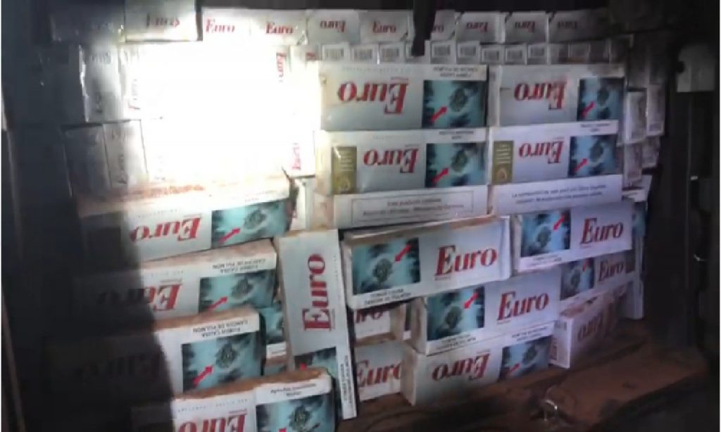 Imagem Ilustrando a Notícia: Homem abandona veículo carregado de cigarros contrabandeados, em Morrinhos
