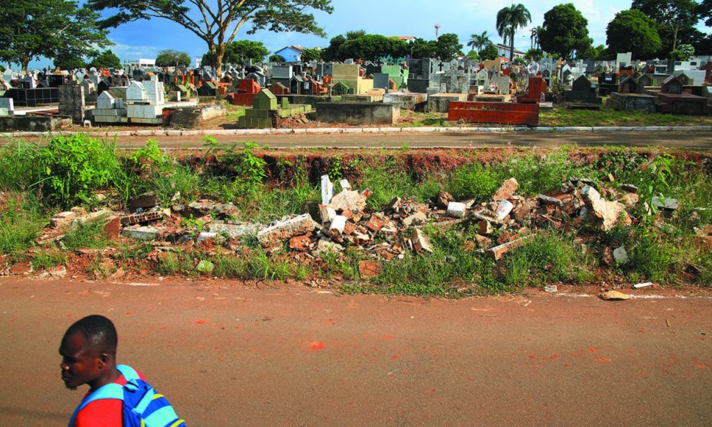 Imagem Ilustrando a Notícia: Obra de muro em Cemitério se arrasta há 6 meses em Goiânia