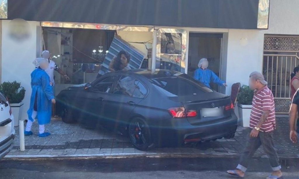 Imagem Ilustrando a Notícia: Motorista de carro de luxo perde o controle e invade loja de calçados, em Anápolis