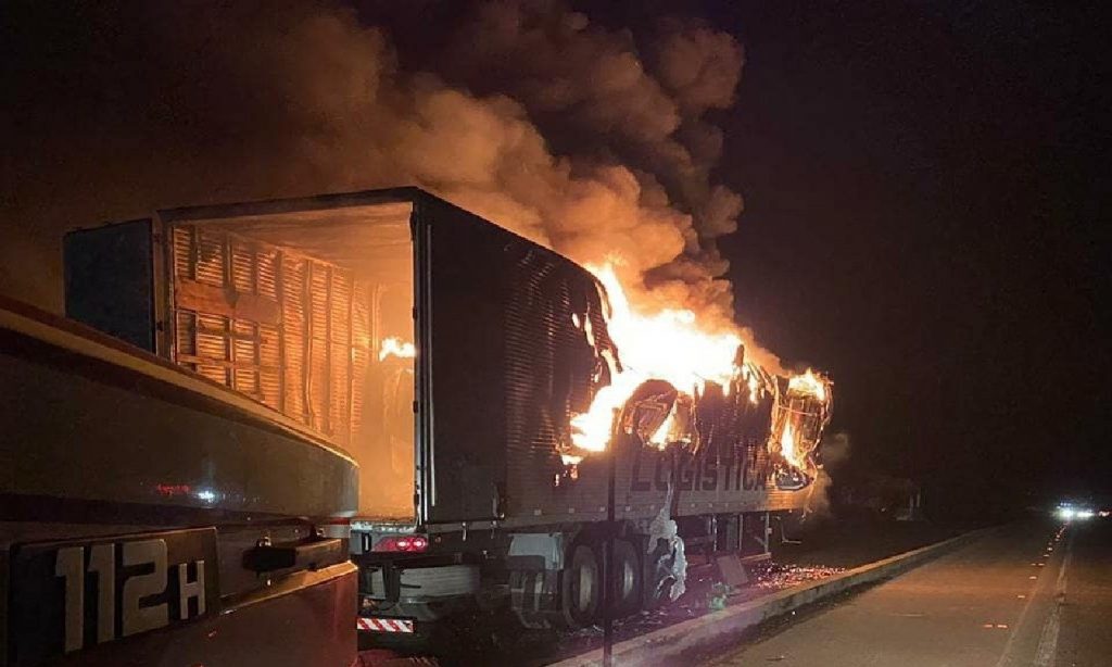Imagem Ilustrando a Notícia: Caminhão pega fogo na BR-153 em divisa entre Goiás e Tocantins